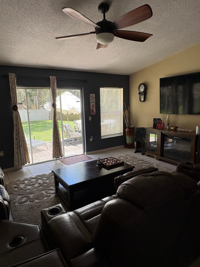 A clean living room from Fresh Start Cleaning Services.